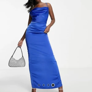 Blå satinklänning - Blå satinklänning med slits där bak. Köpt från asos. Använd endast en gång. I nyskick