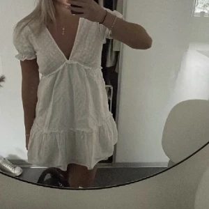 Vit klänning  - Vit trendig klänning från zara🤍