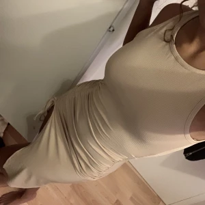 Klänningar - 3st klänningar som formar kroppen jätte fint. Alla är i nyskick o har aldrig använts.  Stretchigt o skönt material. Finns i färgerna beige, svart och rosa. 60 kr/st  Men köper man alla 3 så får man dom för 150kr.  OBS ENDAST ROSA KVAR.