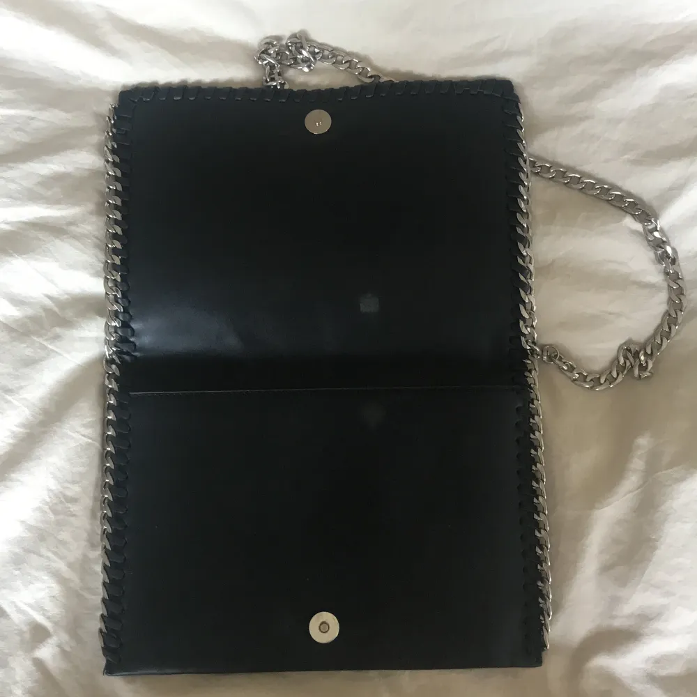 Säljer denna Stella McCartney liknande väska då den inte kommer till användning! Den är i superbra skick förutom en färgfläck på locket, men den syns inte🫶🏻. Väskor.