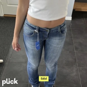 Lågmidjade jeans  - Köpte de här på plick men passade tyvärr inte mig. De är från Vero Moda och storlek 34😊