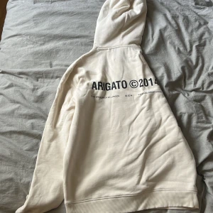 Arigato  - Beige hoodie i storlek M, använd vid få tillfällen. 