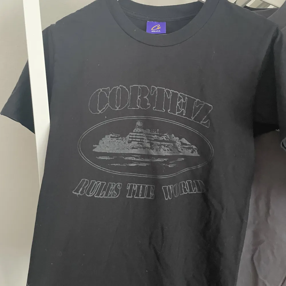 Säljer denna Cortiez t-shirt då den var alldeles för liten för mig. Endast använd en gång.. T-shirts.