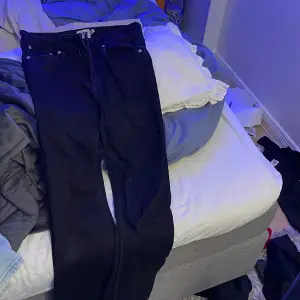 Svarta utsvängda jeans 