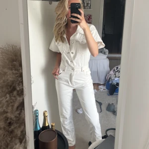 Byxdress jeans från Zara - Vit Jeansdress från Zara. Supersnygg verkligen men kommer inte till användning. Jag är 167 och den går ner till golvet för mig! Storlek Xs men skulle säga mer S då den är lite stor i storleken.  Originalpris 1000 kr 