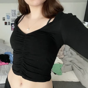 långärmad topp - Säljer den här toppen från nelly eftersom jag aldrig använt den. Storleken är XXS men sitter som en XS. Betalning sker via swish. 💗