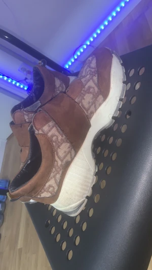 Sneakers  - Säljer mina svarta klackskor, har använt dom några gånger och den är helt ny den är helt ny skor   OBS: ingen leverans   Storlek, 41 Jag säljer dom här skorna med väskan  Mött mig i Södertälje centrum/T-centralen