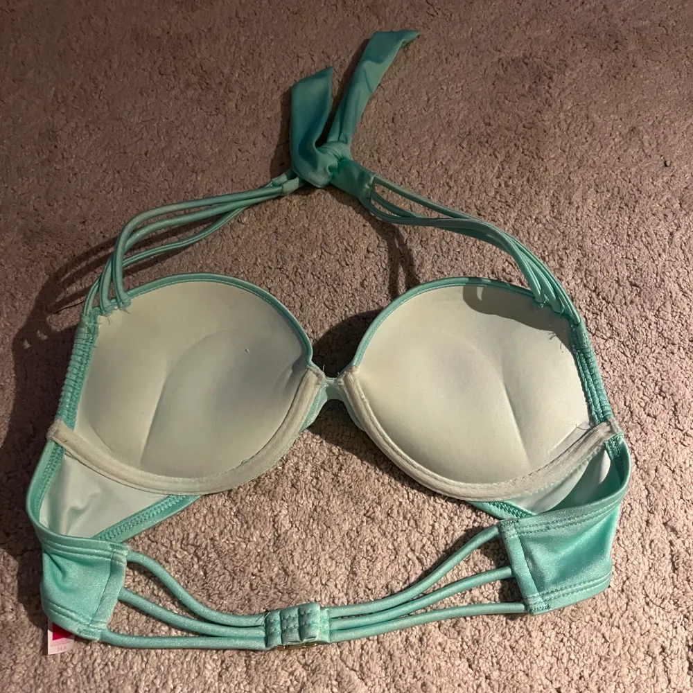 Söt Victoria Secret bikini! Säljer då den va alldeles för liten! Står ingen storlek men skulle gissa på A! De är pushup! Köpt på Plick men aldrig använd!❤️. Accessoarer.