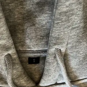 En grå hoodie i det kända märket dirt cult  Använd två ggr 