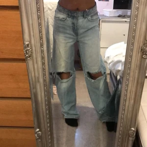 Jeans  - Dessa blåa håliga jeans, lågmidjade men hål i knän🌼🌹