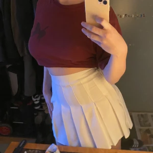 Vit tennis kjol - En vit tennis kjol som är i nytt skick utan några defekter!