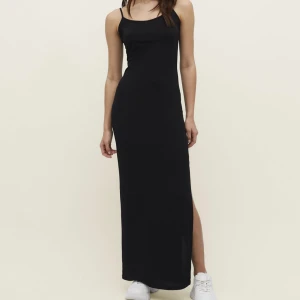 Fodralklänning Svart - prislapp kvar - Slutsåld på zalando Slim Fit Modellen är 189 cm lång och har storlek S (samma som jag säljer). Jag är 162, normalstor och den va inte för lång på mig heller. Material: 96% polyester, 4% elastan Säljer då jag ångrade mig på materialet, vill ha bommul