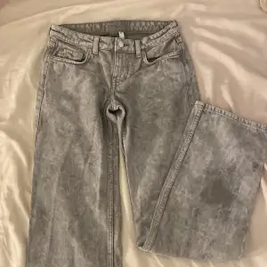 coola gråa arrow jeans från weekday. använt en gång, säljer på grund av att de inte kommer till användning längre. 