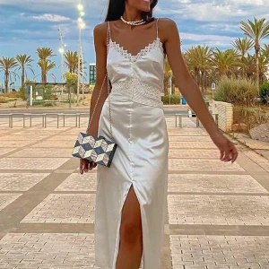 Zara klänning - Vit lång satin klänning från zara som ej kommer till användning💫 storlek xs men passar s med🌸 