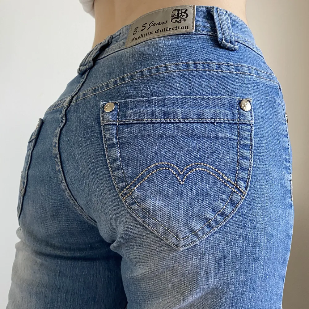 As gulliga lågmidjade jeans med utsvängda ben 💗🥺 Kom privat vid era funderingar <3~ frakt 29kr. Jeans & Byxor.