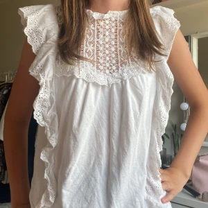 Vit topp - Säljer denna jätte fina blusen, använd ett fåtal gånger så den är i bra skick. Ifrån Zalando men är slutsåld. Super söt nu till sommaren. Nypris 350. Storlek s men passar Xs 