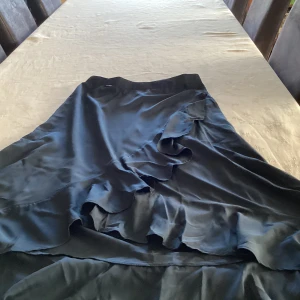 Marinblå midikjol  - Marinblå kjol aldrig använd