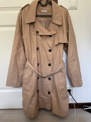 Beige kappa - Ca. 1 år gammal, använt ute någon gång men i väldigt fin kvalité (: lite stor för sin storlek men jättefin!! Perfekt till hösten!