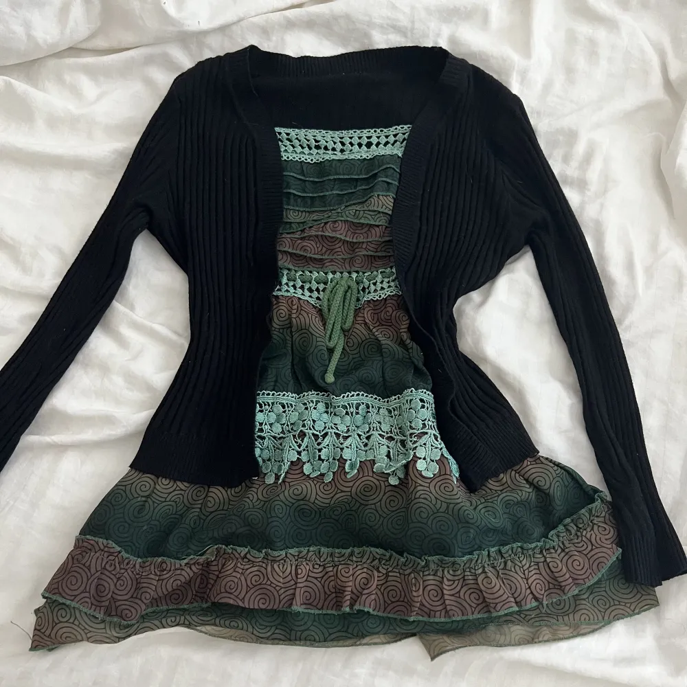Kort vintage klänning som du också kan ha som tröja🖤 Oanvänd i storlek s. Klänningar.