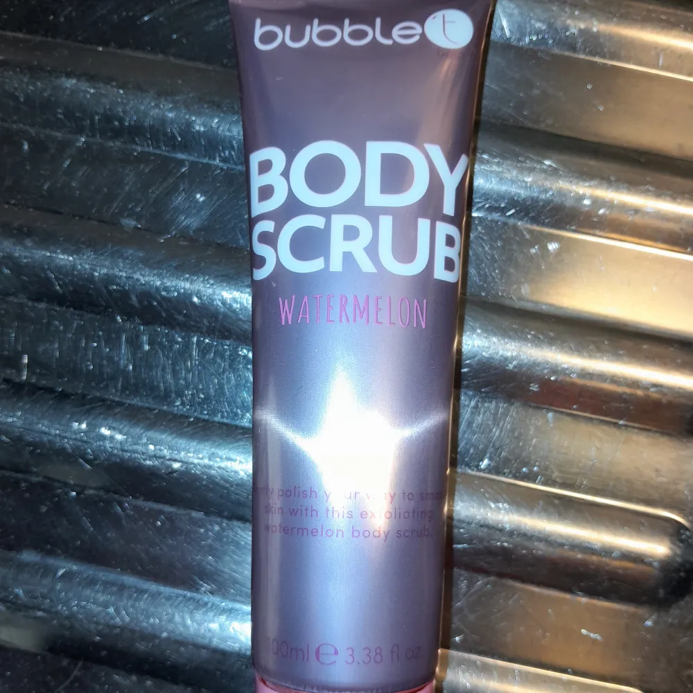 Bubble T. Cosmetics - Body Scrub Watermelon, 100 ml. Helt ny och oöppnad. . Övrigt.