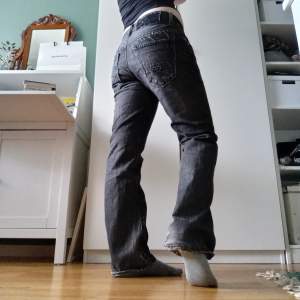 Vintage lågmidjade baggy jeans, så snygg wash och lite slitna.  Midjemått: ca 88 cm. Innerbenslängd: ca 80 cm <3