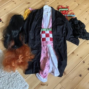 Nezuko cosplay - Fint skick. Köptes för lite mer än 1 år sedan. Används några gånger men inget är trasigt. Peruken är lite tovig men kommer borstas ut innan köp. Priset kan diskuteras