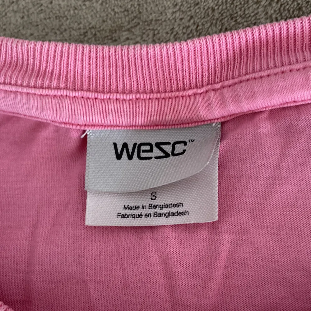 En härlig rosa t-shirt ifrån wesc.  I storlek S. Köpt secondhand men aldrig använt. I fint skick!!🩷 Skriv privat om bild önskas på!. T-shirts.