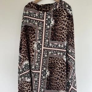 Långkjol  - En mönstrad långkjol i strl S. Skitsnygg men klär inte riktigt i den. Inte särskilt använd.