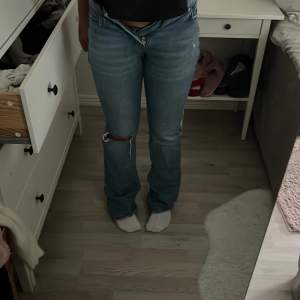 Säljer mina absoluta favorit jeans då det blivit för små. Dom är i jätte fint sick! DU STÅR FÖR FRAKT! 🩷