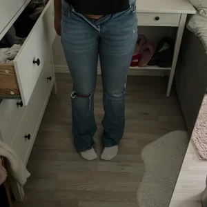 Ass snygga low Waits jeans - Säljer mina absoluta favorit jeans då det blivit för små. Dom är i jätte fint sick! DU STÅR FÖR FRAKT! 🩷