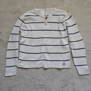 Stickad tröja  - Randig stickad tröja från lager 157. Nästan aldrig använd. 