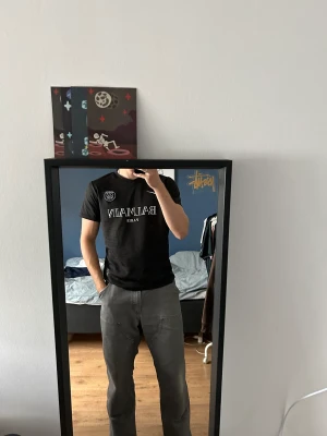 Balmain psg - Säljer tröjan för jag inte använt den på 1 år. Den är liten sliten men lite knottrer på. 