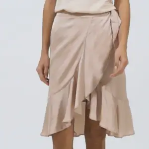 Ljusrosa satin midi kjol som knyts vid sidan från nakd i storlek 36.