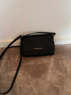 Michael kors väska - Säljer min Michael kors väska! Köpt i USA, jättefint skick och en tidskös klassisk modell😍