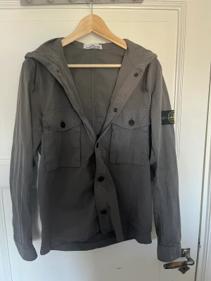 Stone island overshirt  - Stone island overshirt (äkta). Finns qr Kåd. 9/10 skick. Köpt på NK, använt sparsamt. Stl S men passar M