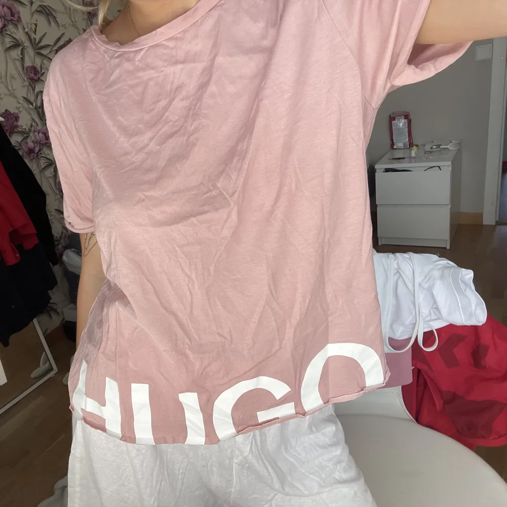En otroligt gullig tshirt från Hugo Boss 💝aldrig använt däremot saknar prislappen 💝storlek s💝. T-shirts.