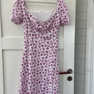 Blommig sommarklänning -  Lång vit sommarklänning med lila blommor🌸