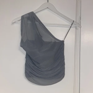 Snygg festtopp - Unik festtopp i en fin gråblå färg och lite skimmer som inte tas upp så bra på kameran 