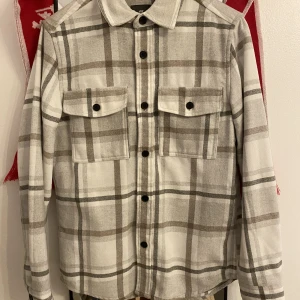 HM overshirt - En rutig overshirt som passar S men är lite oversizd