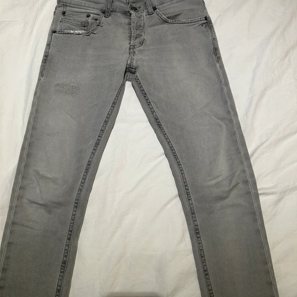 Snygga dondup jeans i storlek 29. Perfekta till sommarsäsongen. Skulle uppskatta jeansen som små i storleken.. Jeans & Byxor.
