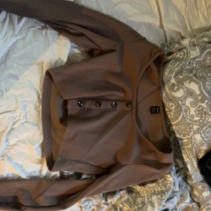 Topp  - En söt tröja, men den används aldrig fint skick  