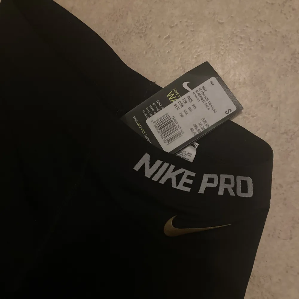 Nike leggings Svarta med guld/brons text  S.  Helt oanvända med prislapp kvar Ordinarie pris: 599. Jeans & Byxor.