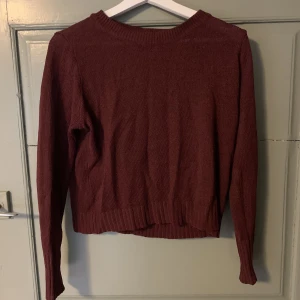 vinröd tröja - vinröd stickad tröja från hm, använd men inte sliten☺️