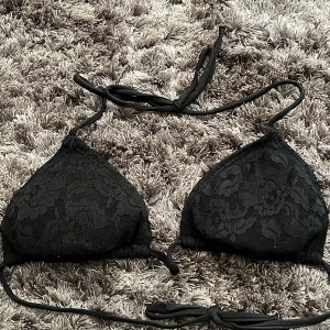 Bikini topp spets  - Så söt bikinitopp i spets - storlek 34💕 superbra skick! Använd gärna köp nu🤍