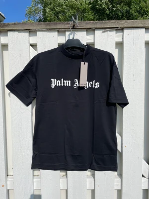 Palm Angels T-Shirt  - Palm Angels logotyp T-shirt Helt nya med TAGS Storlekar: S, M, L och XL Retail 4500kr, mitt pris 2200kr —— Kan frakta över hela Sverige, köparen betalar frakt. 