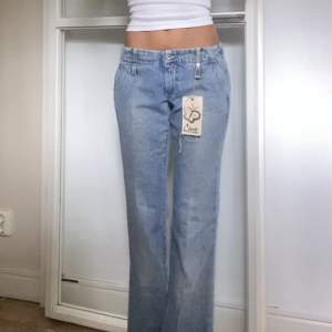 Säljer dessa jätte fina Lågmidjade jeans i storlek 27💕! Uppmärksamma att dem ej har bakfickor! Köpte dessa för 70 euro, och säljer för 400kr, pris kan diskuteras! Dem är knappt använda med lappen på! Fler bilder och mått kan skickas på förfrågan!💕