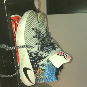 Kyrie 2 the effect  - En sällsynt gammal kyrie 2 modell som heter kyrie 2 the effect skorna är i bra skick men har gulnat lite på vänster skorn men det är för att de har vart ute i solen skorna är för små för mig så har ingen nyta för de längre säljer för ett bra pris