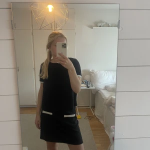 Set  - Set med t shirt och kjol i virkat material. Storlek L från Zara men sitter som en M