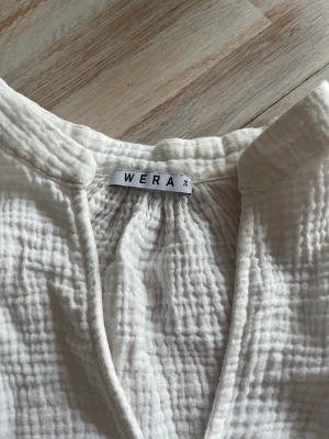 Vit blus - Vit blus från Wera. I storlek 34. Knappt använd så i jättebra skick. 