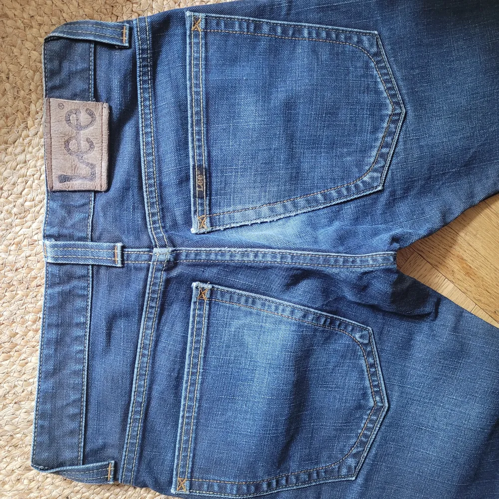 Lee Jeans Powell 29/32 Bomull. Fint skick. Innerbenlängd 80cm. Sidlängd 102cm. Midejemåtr/linning 78cm. Unisex/ Killlmodel. Inslitna, lite trsig nertill.. Jeans & Byxor.